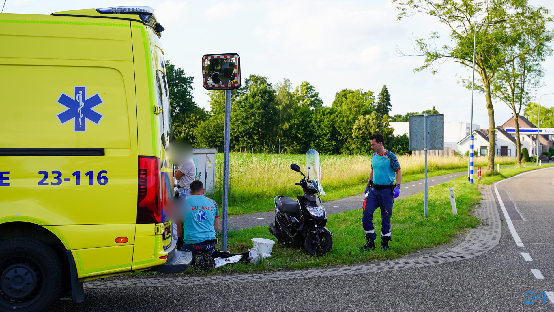 Botsing tussen auto en scooter op Meijelsedijk in Ospel