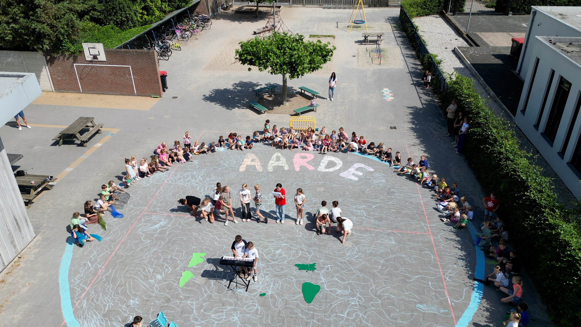 Leerlingen IKC Budschop sluiten thema Aarde af met flashmob