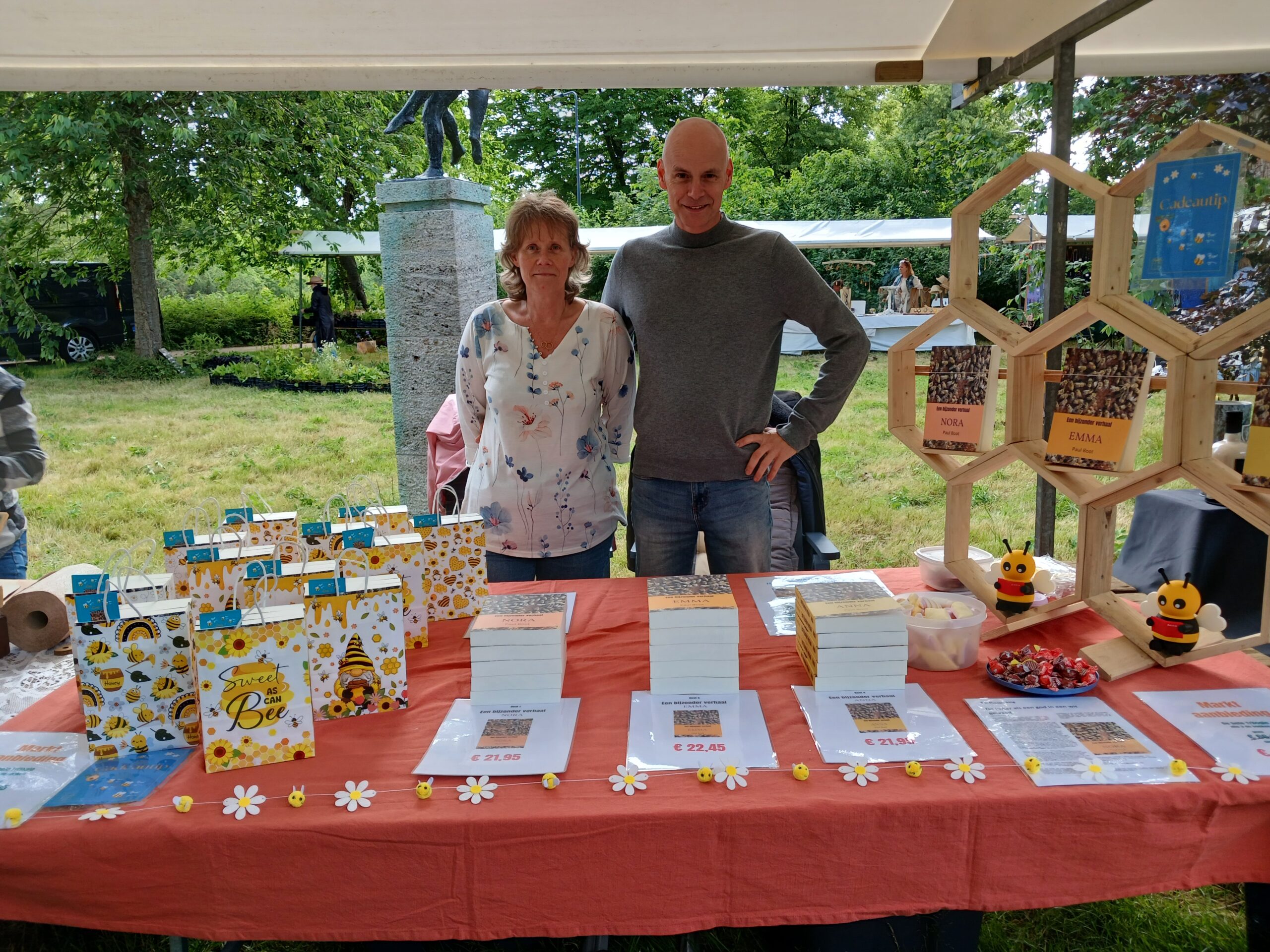 Nederweerter schrijver presenteert BIJzondere trilogie op zomerbraderie