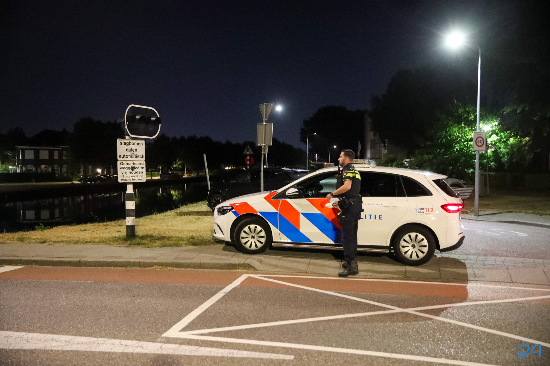 Persoon te water bij Biesterbrug in Weert