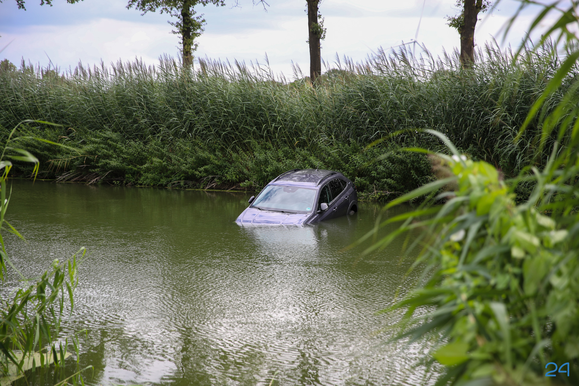 Auto belandt in Noordervaart bij Meijel