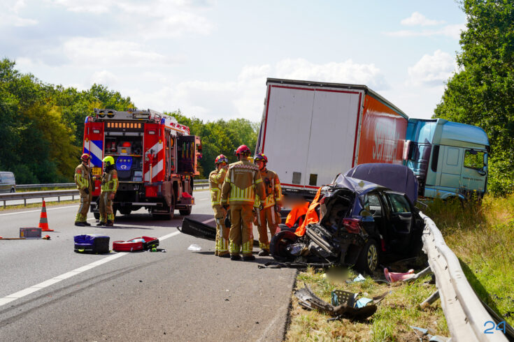 Vrachtwagen en personenauto botsen op A2 bij Weert