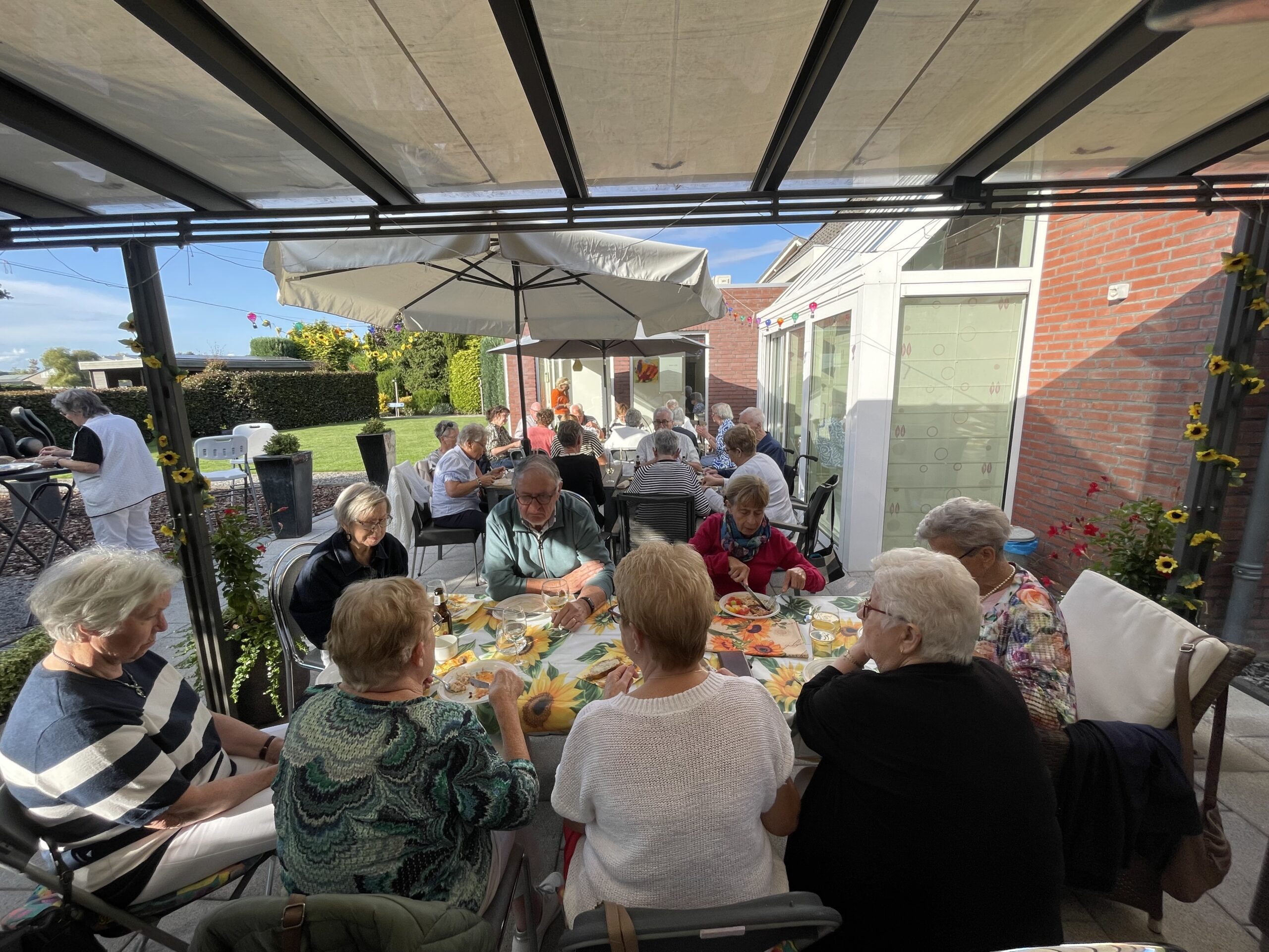 Een zonnige ‘dank je wel middag’ voor de vrijwilligers van De Zonnebloem Nederweert