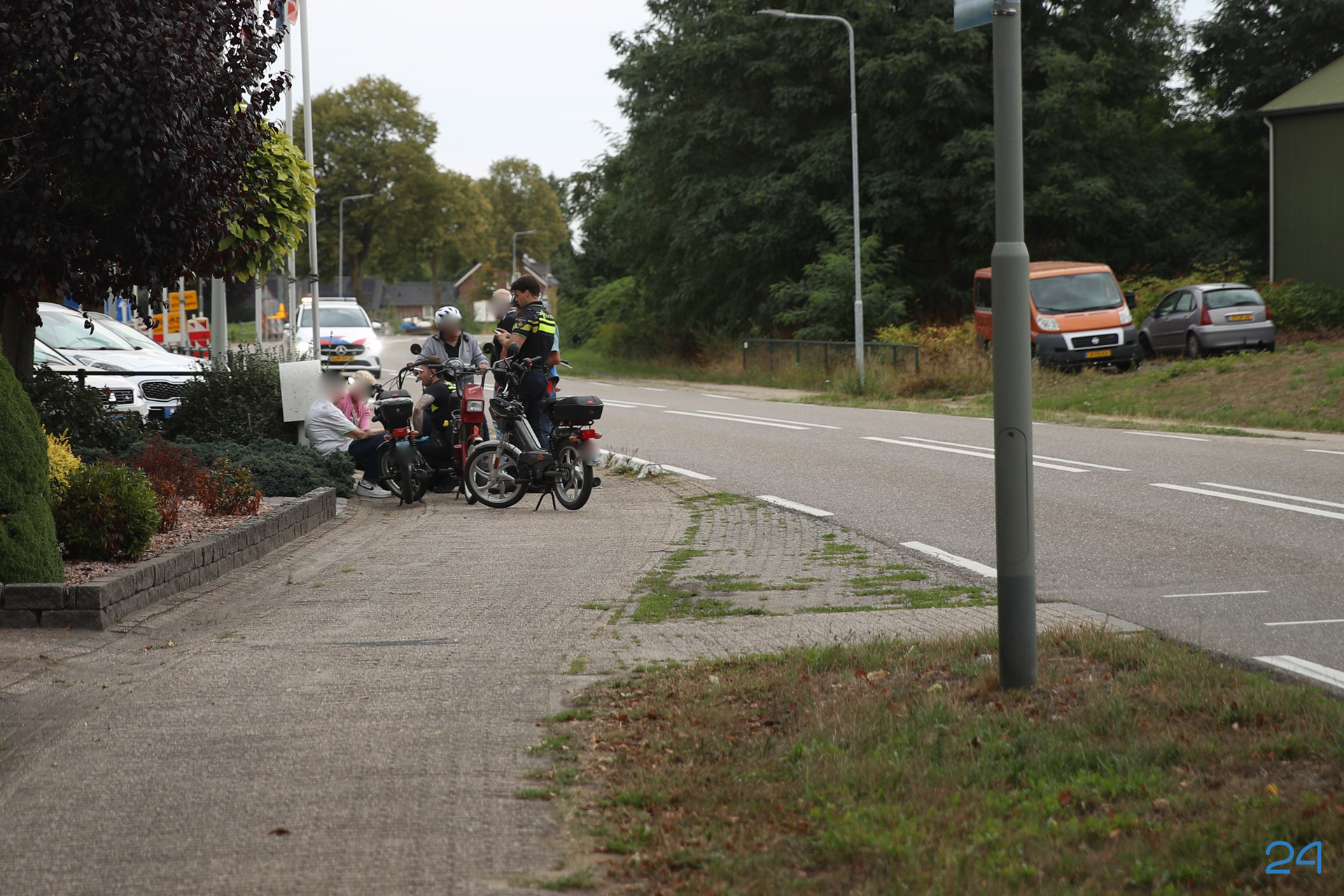 Tomos rijder onderuit op Deckersstraat in Leveroy