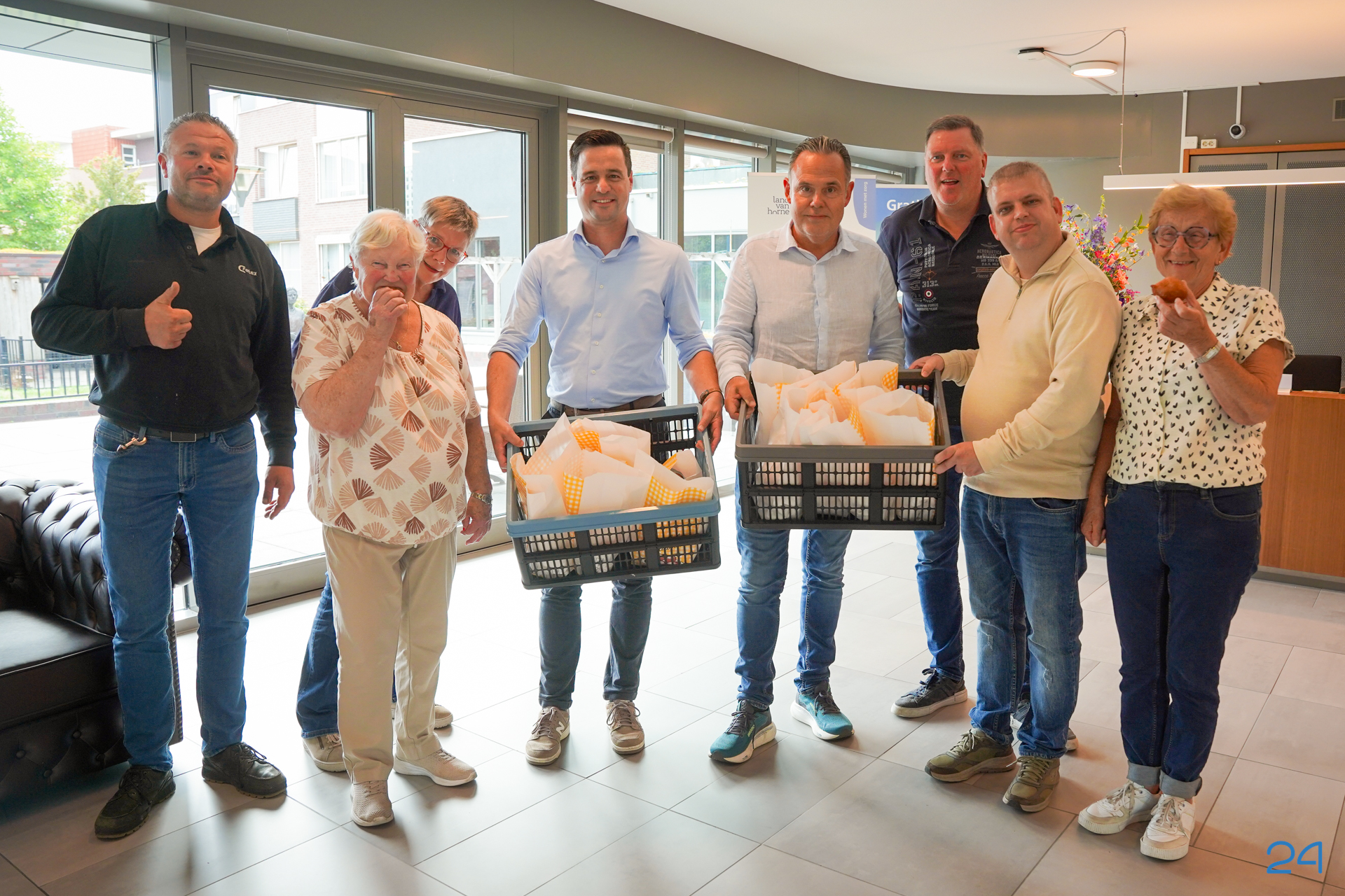 Bewoners St. Joseph Nederweert genieten van oliebollen van de kermis