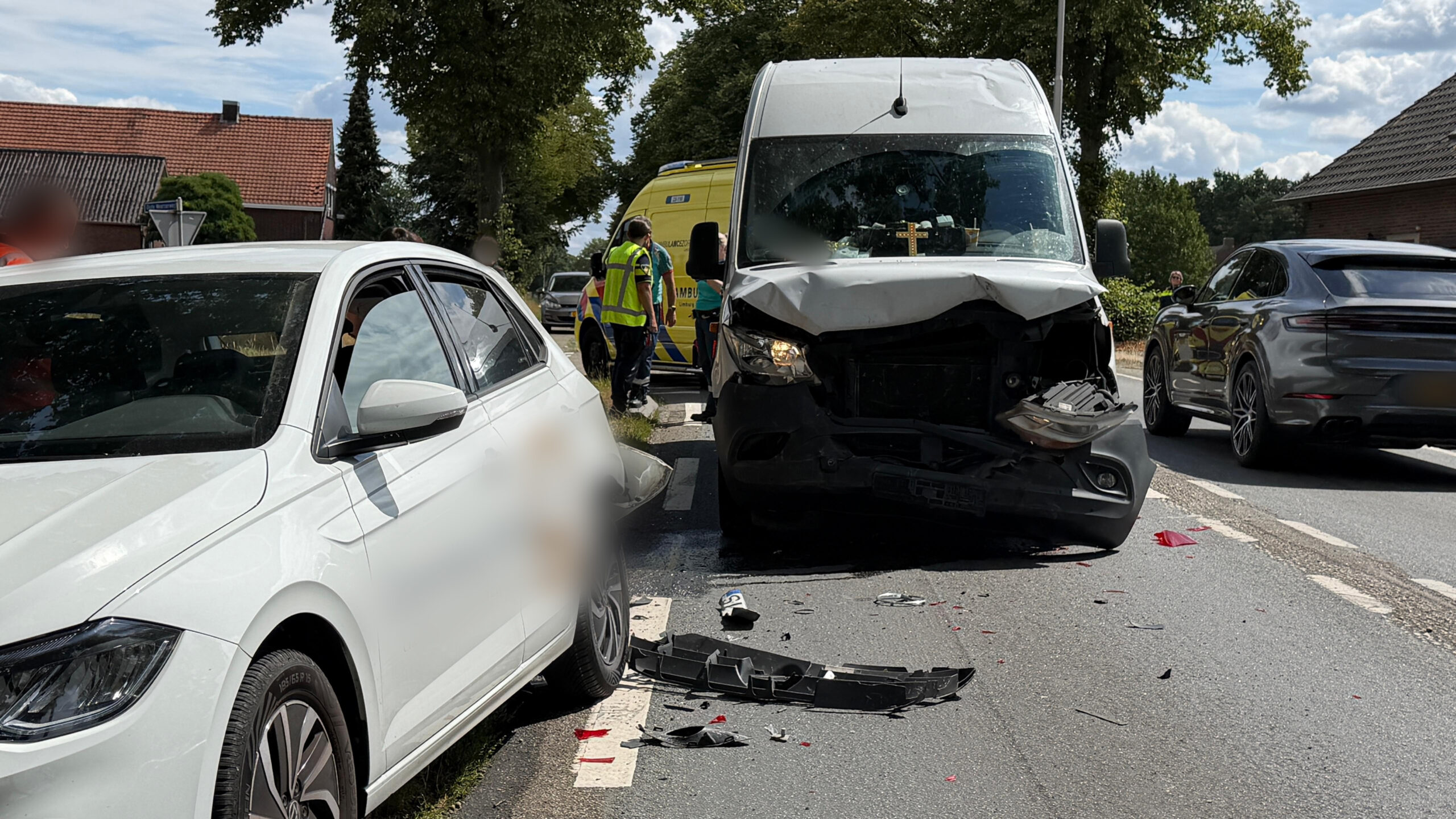 Kop-staartbotsing op N280 bij Baexem