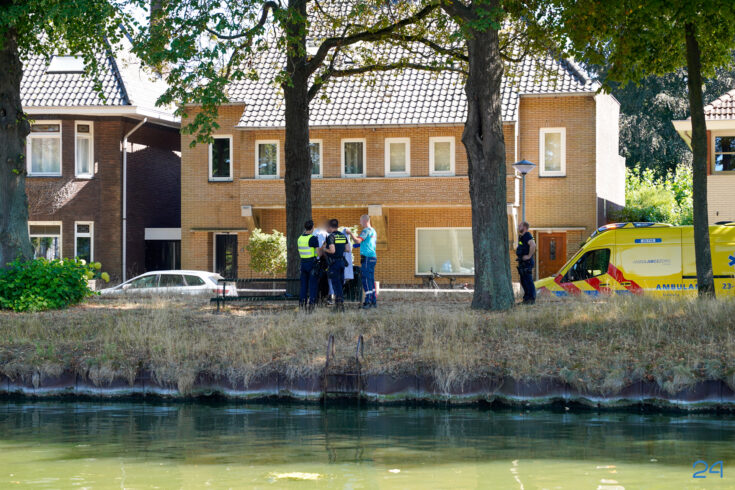 Persoon te water in Zuid-Willemsvaart in Weert