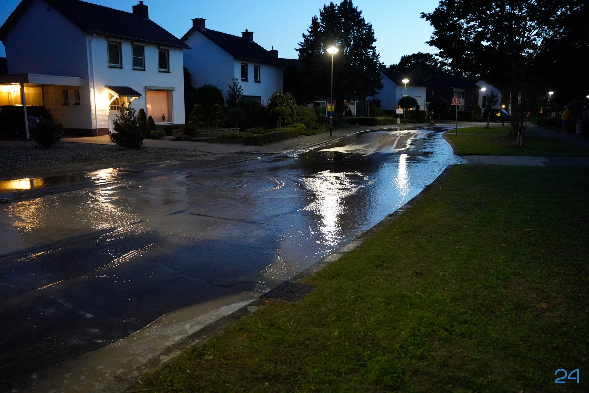 Waterleiding gesprongen aan Bernhardstraat in Budschop