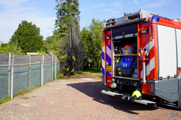 Brand in coniferen na onkruid branden op Staat