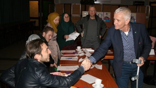 2-Foto-participatieverklaringsworkshop-wethouder-feliciteert-man