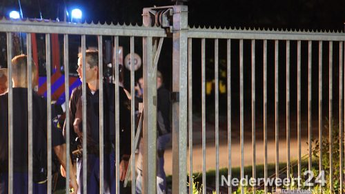 Vrijdagavond is een man met zijn arm bekneld komen zitten tussen een toegangspoort op het bedrijventerrein aan de Graafschap Hornelaan in Weert.