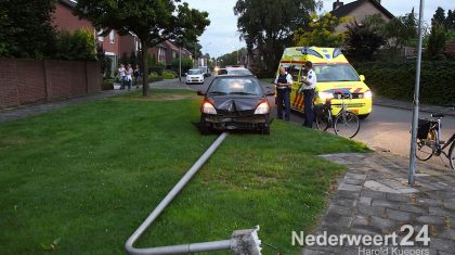 Auto ramt lantarenpaal op St. Luciastraat Boshoven, Weert