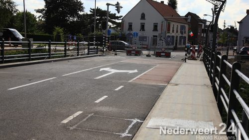 Het grove werk voor de verbreding van Brug 15 zit erop. nu komt de afwerking.