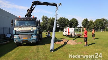 Het was al jaren onderwerp van gesprek maar nu is het dan eindelijk zover. De negen masten en de twaalf lampen zijn vervangen. Als alles een beetje volgens planning loopt zal de nieuwe verlichting morgen voor het eerst in gebruik worden genomen.