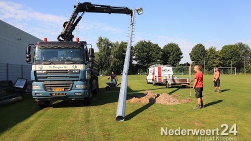 Het was al jaren onderwerp van gesprek maar nu is het dan eindelijk zover. De negen masten en de twaalf lampen zijn vervangen. Als alles een beetje volgens planning loopt zal de nieuwe verlichting morgen voor het eerst in gebruik worden genomen.