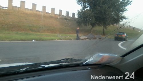 Dinsdagmorgen rond kwart over zeven heeft een vrachtwagen een gedeelte van zijn lading met bouwplaten verloren.