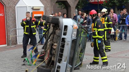Tijdens Neewieert heeft de vrijwillige brandweer van Nederweert ook dit jaar weer een demonstratie gegeven over technische hulpverlening bij een auto ongeval.
