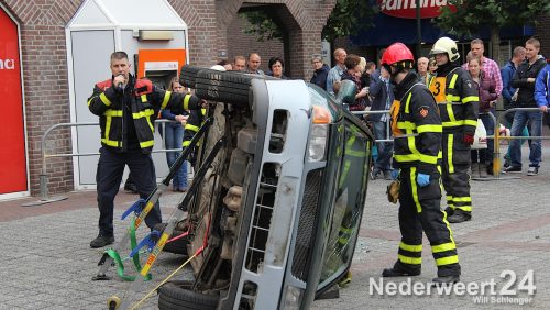 Tijdens Neewieert heeft de vrijwillige brandweer van Nederweert ook dit jaar weer een demonstratie gegeven over technische hulpverlening bij een auto ongeval.