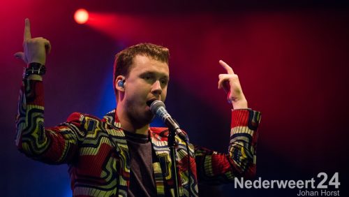 10 jaar Bosuil. 

Om het 2e lustrum van dit poppodium te vieren heeft het een heus verjaardagsfeest op de Oude markt georganiseerd.