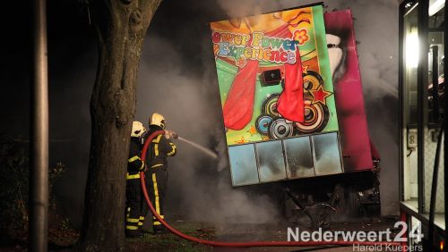 Kermis aanhanger brand volledig uit op de Hoolstraat in Weert