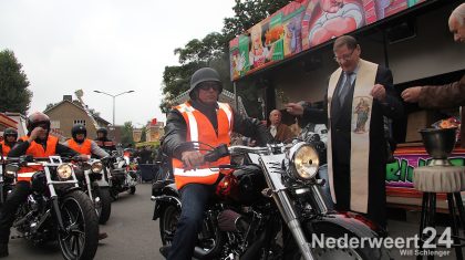 De foto's van de kermismensen die met hun Harley Davidsons een toerrit gaan maken door imburg.