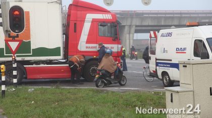 Vrachtauto met pech op afrit A2 Nederweert