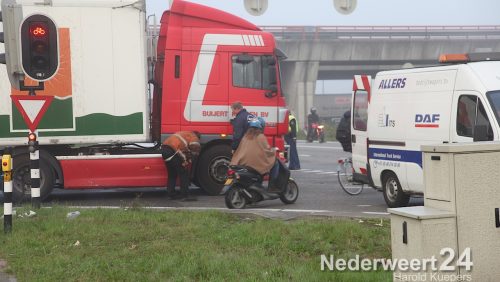 Vrachtauto met pech op afrit A2 Nederweert