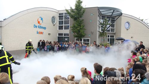 Nadat alle kinderen zich verzameld hadden rondom het vuur kwam de brandweer met loeiende sirene aangereden om het vuur te doven. Toen de klus geklaard was mochten alle kinderen zelf nog even blussen en natuurlijk het voertuig van buiten, maar vooral van binnen bekijken. Hoogte punt was natuurlijk de knop voor de sirene.