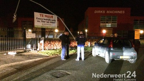 2013-11-29-Vrouw-gewond-bij-aanrijding-lantaarnpaal-Nederweert-2442