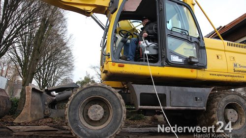 Maandagmorgen is de verbouwing van Basisschool officieel van start gegaan. De voorbereidingen waren al eerder begonnen maar vandaag is men gestart met het slopen van een gedeelte van de oude school.