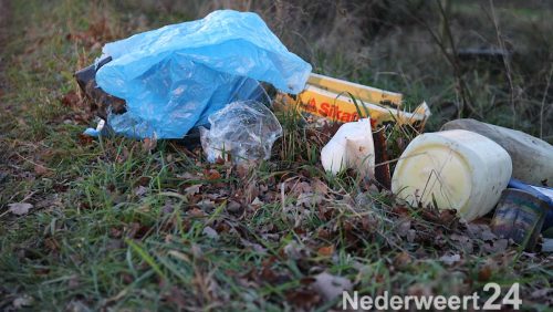 Rommel langs de weg gedumpt in de buurt van Dagcamping de Houtsberg in Nederweert Eind. Vol ongeloof zag de melder legge blikken bier, een paar kleine vaatjes met en of andere olie en wat vetpatronen liggen aan de kant van de weg.