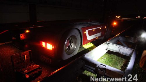 Vrachtwagen heeft kapotte dieseltank op A2 bij Nederweert
