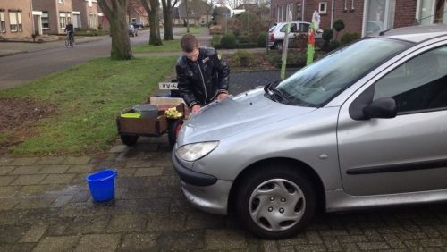 Rens Koenders heeft vandaag auto’s gewassen in Nederweert Eind om geld in te zamelen voor Serious Request. Met zijn actie heeft hij €100,50 opgehaald die hij zal doneren aan het goede doel.