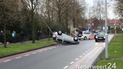 Auto over de kop Sint Jobstraat Weert