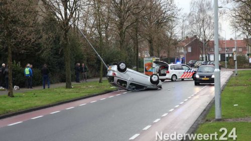 Auto over de kop Sint Jobstraat Weert