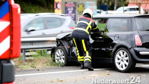 Mini in vangrail op A2 bij afslag Weert Noord