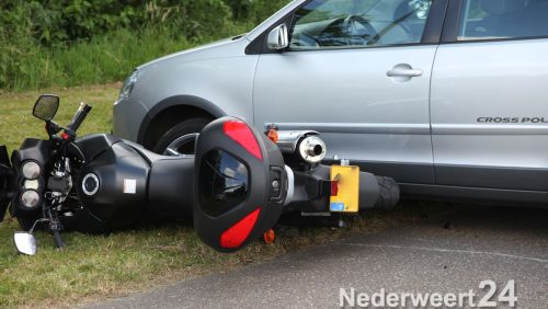 Motor tegen auto Vosseweg Weert