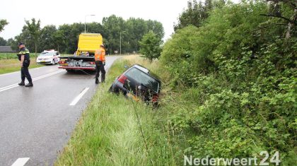 Auto over de kop Maaseikerweg Weert