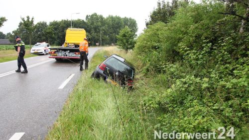 Auto over de kop Maaseikerweg Weert