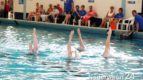 Zwemvereniging ZPC Nederweert organiseerde zaterdag morgen een prachtige Synchroon Show in zwembad Merenveld te Nederweert.