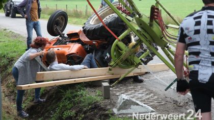 Man met voet onder tractor Schiknelsweg