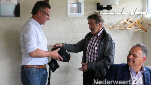 Overdracht AED's dorpsraad Budschop