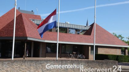 De gemeente van Nederweert heeft vrijdagmorgen om 7:00 uur de Nederlandse vlag halfstok gehangen in verband met de crash van het vliegtuig donderdagmiddag in Oekraïne.