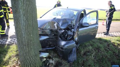 2015-01-25-Auto-tegen-boom-Kruisstraat-5