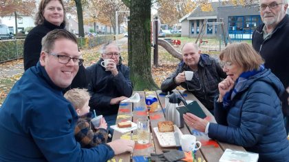 2024_11_16 Vrijwilligers ruimen bladeren in dierenweide aan de Florastraat-5 2024_11_16 Vrijwilligers ruimen bladeren in dierenweide aan de Florastraat-5