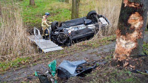 2024_12_15-Ernstig-verkeersongeval-Venloseweg-N275-Ospel-auto-boom-sloot-12 2024_12_15-Ernstig-verkeersongeval-Venloseweg-N275-Ospel-auto-boom-sloot-12