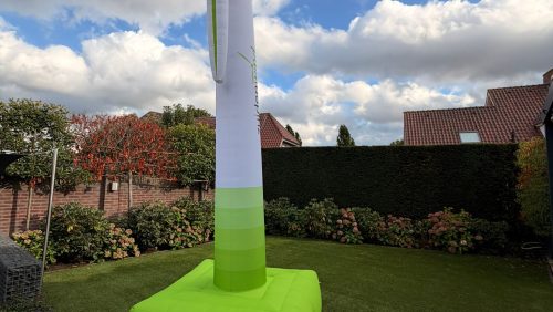 2025-09-04Spot-de-vier-meter-hoge-windturbine-van-Zuidenwind-tijdens-Mudrun-Nederweert