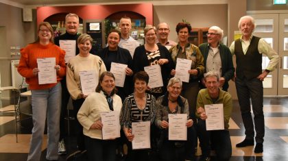 Foto van Meîster en cursisten met getuûgschrift