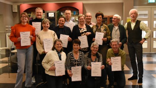 Foto van Meîster en cursisten met getuûgschrift