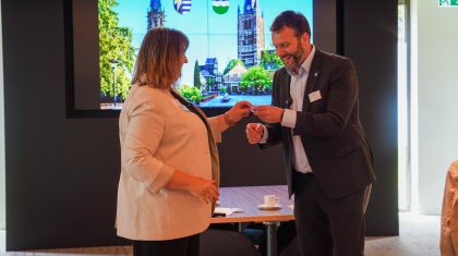 Burgemeester Birgit Op de Laak en Andreas Gisbertz tijdens een bijeenkomst op 6 juni